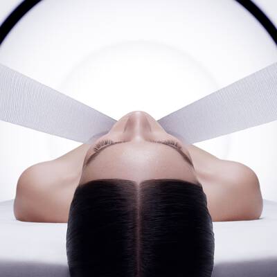 Woman's face lifted by white bands, evoking the Replasty soothing bandage technology